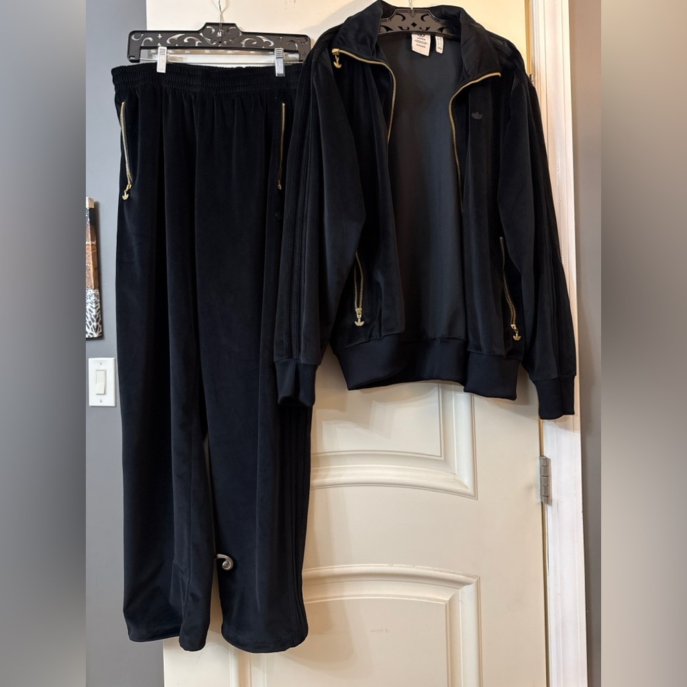 Adidas Velour Tracksuit With Gold Trims Size Large (USED, EXCELLENT CONDITION)